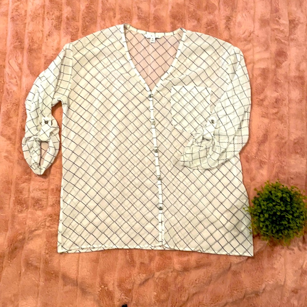Cute black and white flowy CAbi blouse